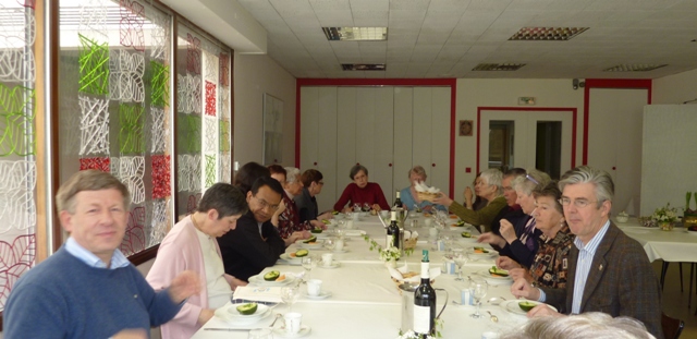 l'autre côté de la table